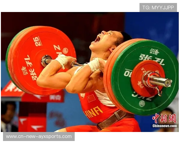 举重运动员失手惊险瞬间，全场尖叫